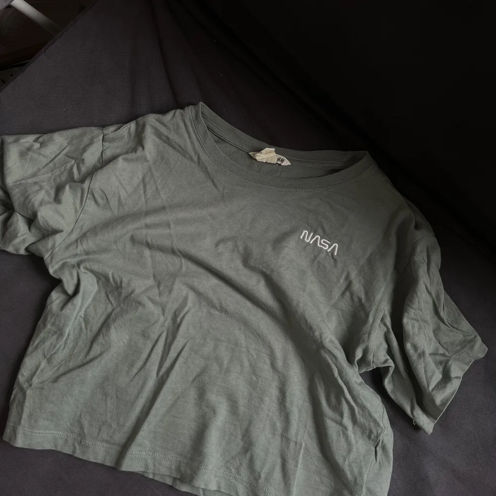Säljer denna gröna t-shirten, storlek 146 köpt på H&M 💕💕. T-shirts.