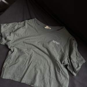 Säljer denna gröna t-shirten, storlek 146 köpt på H&M 💕💕