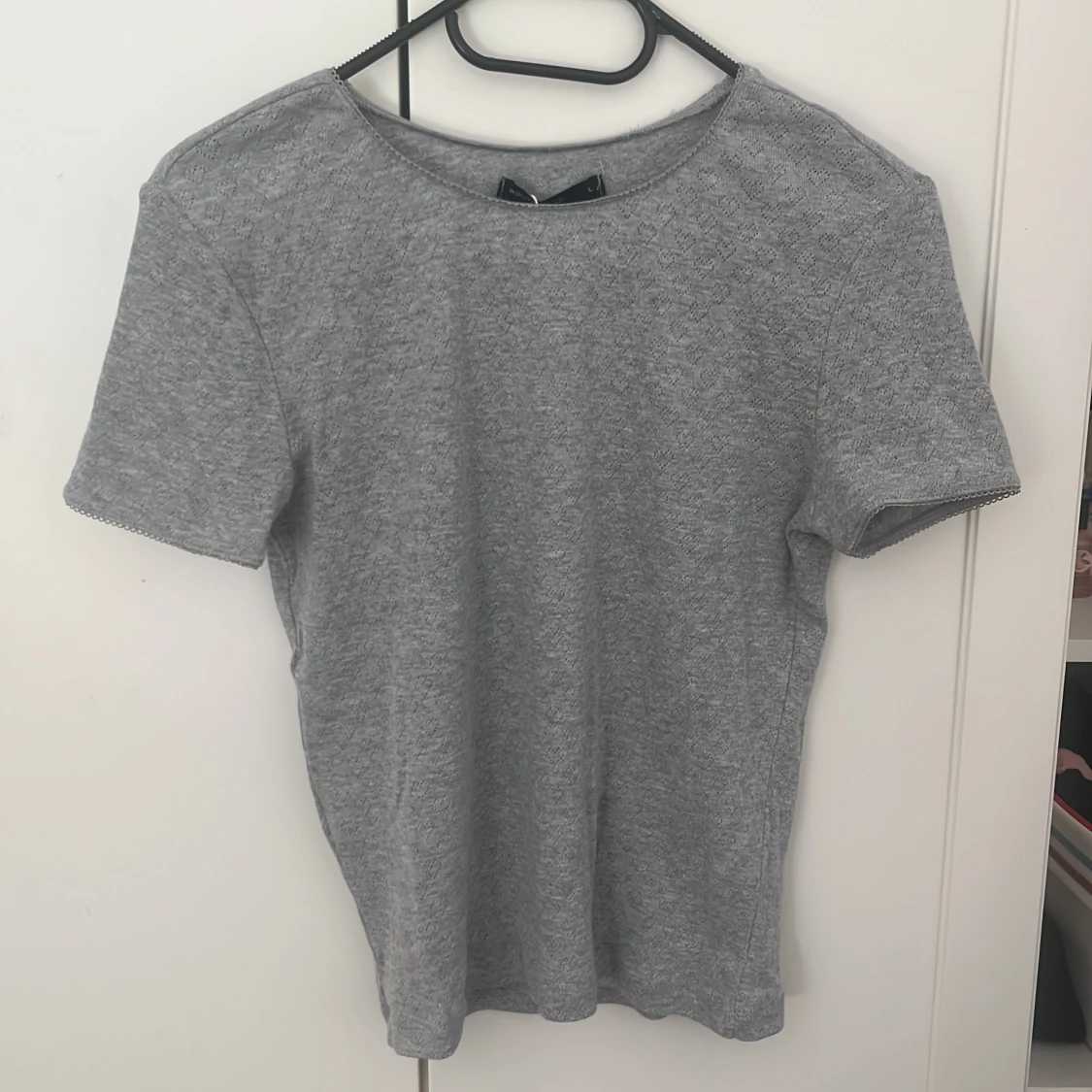 Oanvänd grå t-shirt