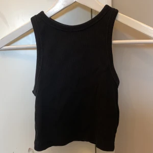 Ribbat linne - Ett ribbat tajt lite tjockare linne som används några gånger❤️