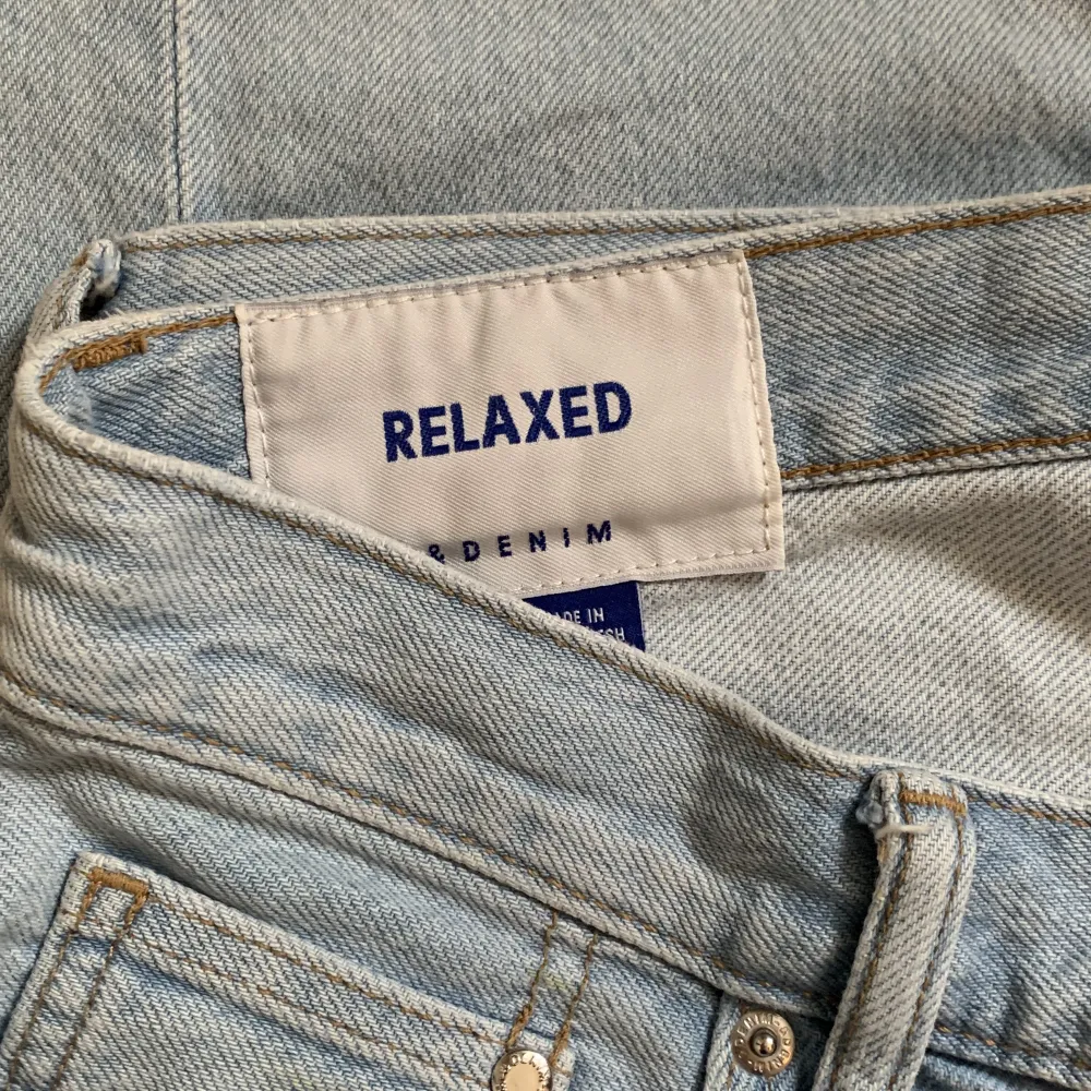 Relaxed jeans från hm. Knappt använda, utmärkt skicka. Säljer så dom inte kommer till användning längre. Storlek 32/32.. Jeans & Byxor.