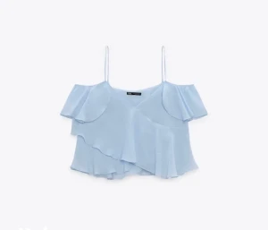 Zara topp - Hej jag säljer min Zara topp eftersom den inte kommer till andvändbing. Den har inga defekter, alltså ser helt ny ut. Pris kan även diskuteras privat! ( 2 bilden är lånad) 