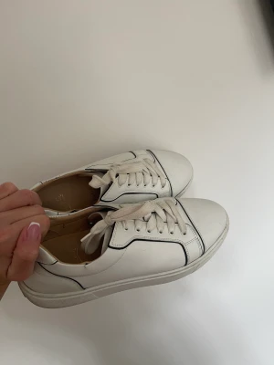 LOUBOUTIN sneakers ⚡️ - Hej!   Säljer mina Loubs som jag köpte 2021 då jag inte använder dem längre pga för stor storlek. Det är IT 42 vilket passar främst män eller en 41 som kvinna.  Har kvitto från köpet & där finns även två skavanker på båda skorna vid insidan, visar gärna!