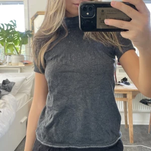 grå polo - grå kortärmad polotröja. glittrig detalj i ändarna. jätteskön! köpt på vinted men har tyvärr inte kommit till användning så därför säljer jag vidare den 💓💓