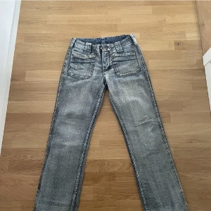 Jeans - Köpte dessa på beyond retro för 499. Ett par diesel jeans i storlek 30. Väldigt bra kvalitet men passar inte mig. Säljer för 400 men kan diskuteras vid snabb affär. Kan mötas upp annars står jag inte för frakt💕🎀