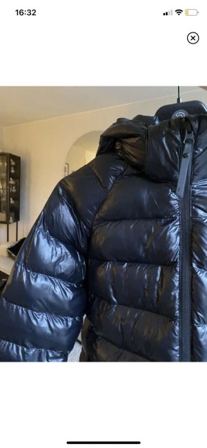 Peak performance jacka  - Hej, nu säljer jag min peak performance jacka som blivit för liten för mig. Den är i väldigt fint skick förutom att den fått ett litet hål vid armbågen, som ej syns. Nypris 3000kr. Snabb affär 800kr. Köparen står för frakten. 