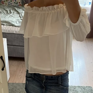 Vit långärmad blus - Långärmad vit blus från H&M i storlek 34. Fint skick. Frakt tillkommer<3