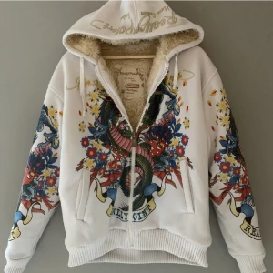 Edhardy jacka - Sjukt cool edhary hoddie/jacka😍 Hoddien är fodrad så den funkar att ha nu på hösten 💕 Köpte den här på plick för ett år sen!💕 Den är i väldigt bra skick!💕💕 Priset kan diskuteras vid snabb affär 💕