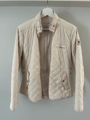 Quiltad jacka - Quiltad jacka Bondelid MQ kitt i storlek 36. Använd en gång.