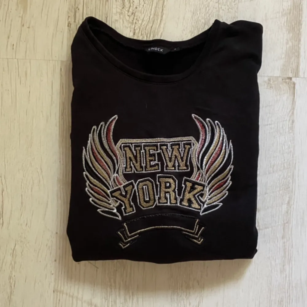 Sweatshirt med ”new york” tryck/broderi. Bra skick å sparsamt använd.. Hoodies.