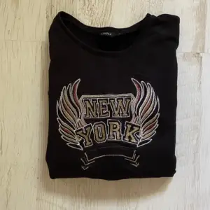 Sweatshirt med ”new york” tryck/broderi. Bra skick å sparsamt använd.