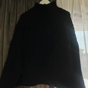 Stickad, mysig tröja! - En stickad, superfin och mysig svart tröja. Använd kanske 2-3 gånger. Storlek : XL  (Katt finns i hemmet) 