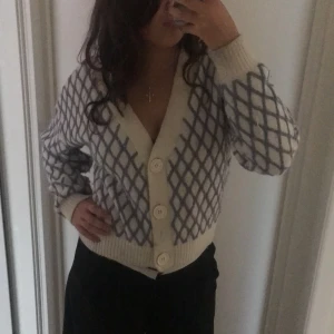 Fin kofta 👌💗 - Säljer denna jättegulliga kofta från reserved då jag tyvärr aldrig använder den. Kan sänka priset och fråga bara om det är något ❤️❤️