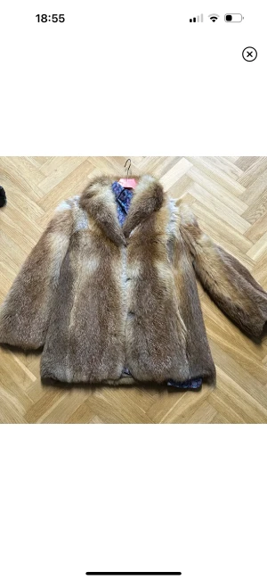 Pälsjacka  - Äkta pälsjscka väldigt vintage då södra päls Norrköping stängdes flera år sedan. Hör av er vid fler frågor inga skambud 