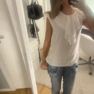 Cool volangblus!😇🔥 - Snygg blus med lite volang!🔥🔥 Perfekt t tjejmiddag/fest😇😇 De står inget märke eller storlek i den men skulle säga xs/s! 