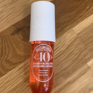 Brazillian crush cheriosa 40 Sol de janeiro - Använd 1 gång jätte bra skick! Kontakta om du är intresserad 💗🫶🏼