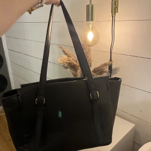 Rymlig väska  - Väl använd men fof hyfsat bra skick! Bra med utrymme och 2 små fack i väskan 