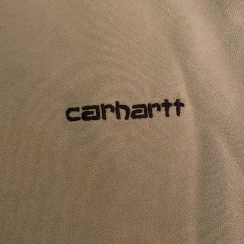 Säljer nu min skitsnygga Carhartt tröja! Tröjan är i gott skick förutom ett litet svart sträck. Storleken är L men passar mer S-M eftersom det är min normala size! Bara att höra av sig om man är intresserad! Pris kan diskuteras!. Hoodies.