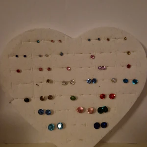 Örhängen - Örhängen i olika storlekar, men alla hittar någonting!😉 Skickas bara. #örhängen