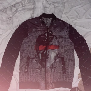 Philiplein Jacka - Vill sälja min Philipplein vår höst Jacka helt ny utan kvitto tänkt kunde oxå byta mot en moncler väst i mellan storlek m skriv pm för mer bilder och sånt kan frakta om de behövs