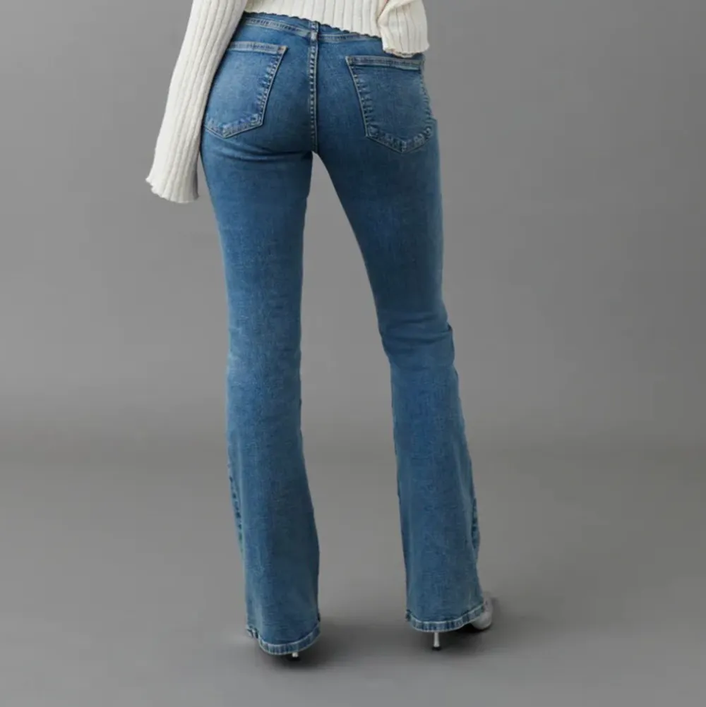 Jätte fina bootcut lågmidjade jeans😊Säljer pga för små❤️Dom är också väldigt sköna och skaver inte❤️  ⚠️TRYCK INTE PÅ KÖP NU⚠️. Jeans & Byxor.
