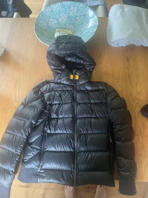 Parjumper SHEEN jacka  - Säljer då den inte passar längre  Köpt för 4000 förra året Storlek 164 Har några skador  Skriv för mer frågor/bilder