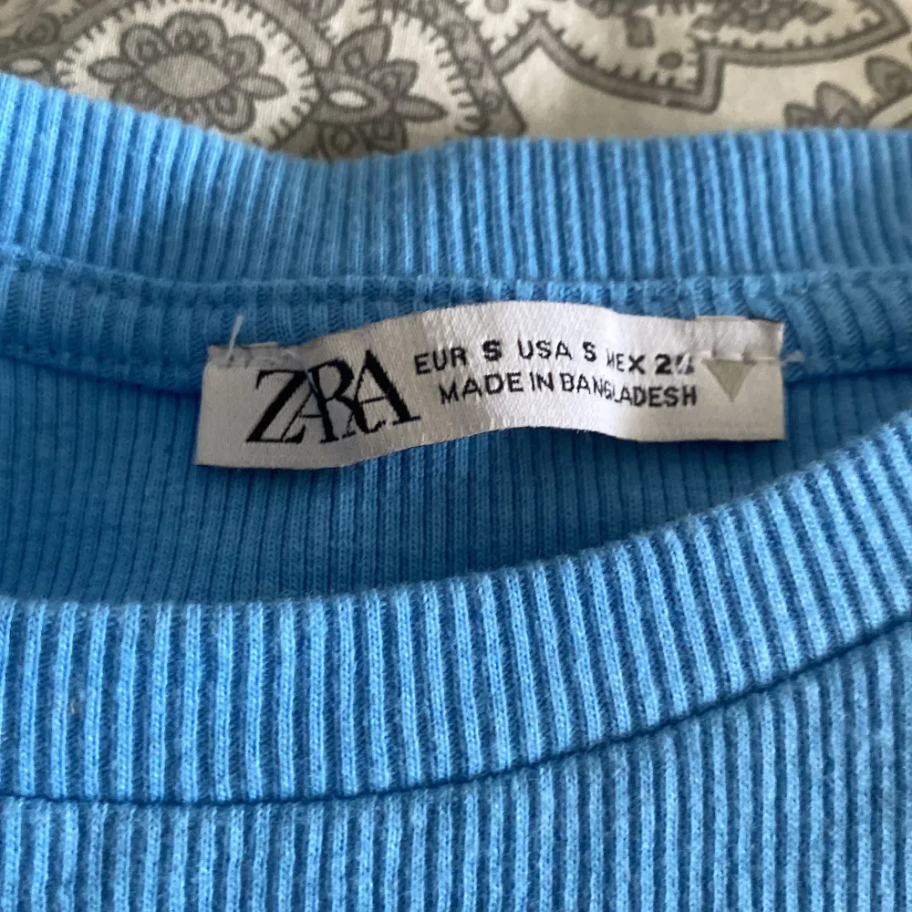 Blå tröja från zara använd en gång💞. T-shirts.