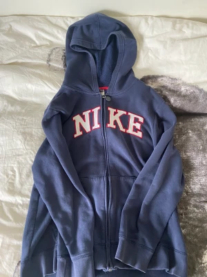 Nike zipupp - Denna hoodie är köpt på sellpy och är i väldigt bra skick enligt mig! Den är ganska oversize men ändå skön❤️kanske vintage men är inte säker❤️