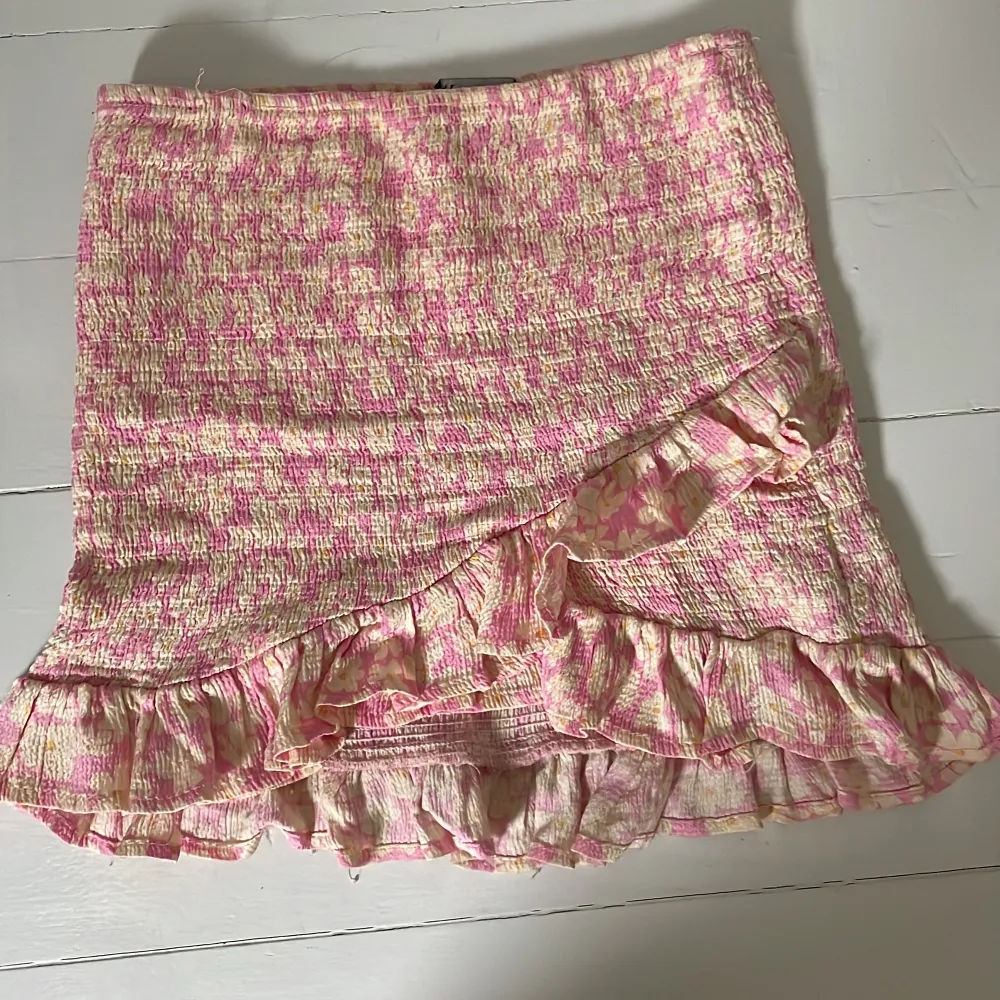 Så gullig kjol från Zara! Förra årets kollektion och därmed svår att få tag på💕Sitter verkligen supersnyggt. Köpt för 300kr men säljer nu för 100kr!!. Kjolar.