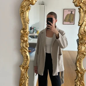 Kappa - Ljus kortare kappa. Perfekt till hösten eller våren!