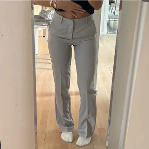 Gråa kostymbyxor  - Säljer dessa supersnygga kostymbyxor från BIKBOK som är i nyskick.