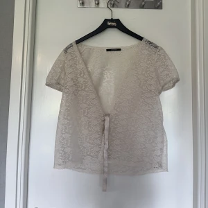 Kofta/blus - En söt liten kofta eller blus vad man vill kalla det, perfekt över ett linne eller T-shirt 