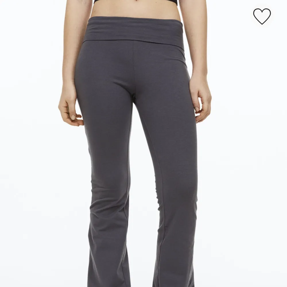 Säljer dessa yoga pants från hm som är helt slutsålda som ej kommer till användning har endast testat dom!💞. Jeans & Byxor.