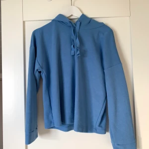 Hoodie Mango - Himmelsblå hoodie från Mango i storlek S🦋 Använd fåtal gånger, men i bra skick🌟