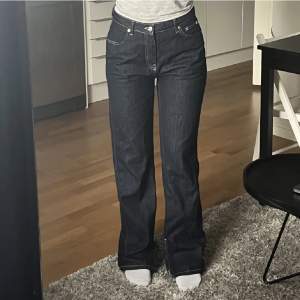 Raka jeans med slits nedtill, midjemått ca 70/73 cm❤️