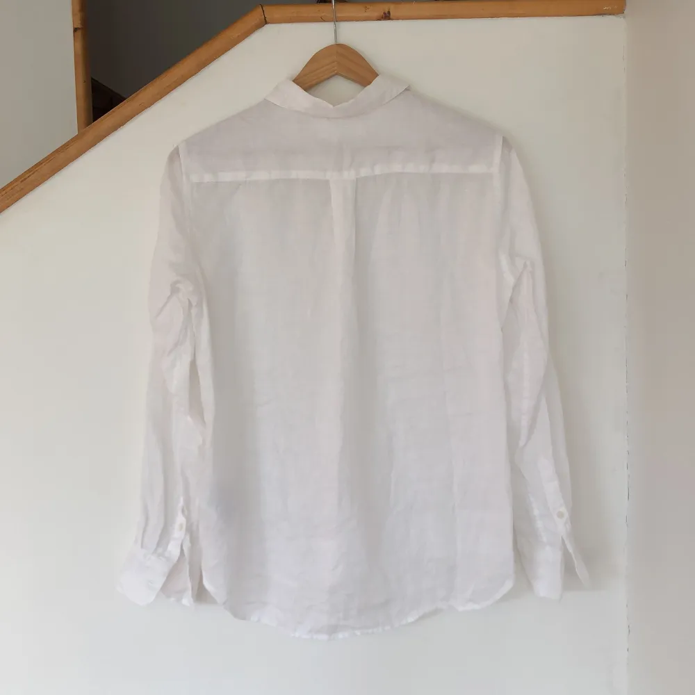 Säljer denna skitsnygga och trendiga linneskjortan från Uniqlo. Endast använd ca 3 gånger. Skick: 9,5/10. Skjortor.