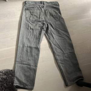 W32 L32 loose jeans från H&M Passar från 180-185 cm. Som nya. Nypris 400kr, mitt pris 110kr. 