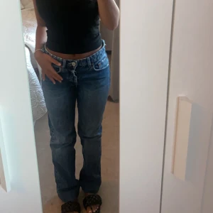 Zara midrise jeans  - Jätte snygga straight jeans från zara, stlk 32. Knappt använda! 