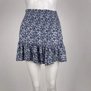 Fin somrig kjol från lager 157. Använd fåtal gånger. Storlek S men har krympt lite i tvätten. 