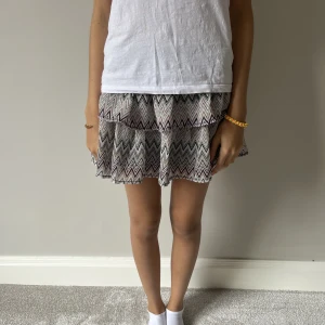 Snygg Kappahl kjol - Jätte fin Kappahl kjol med super fint mönster. Passar perfekt till hösten. Säljer pga att den inte kommer till andvändning använt Max 2 gånger🥰🥰