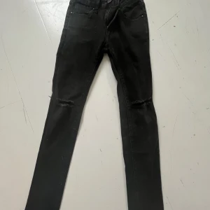 Svarta jeans - Svarta skinnyjeans från Monday med hål på knäna, har inte kommit till användning❤️