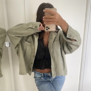 Militär grön jacka från zara  - Jätte fin jacka från zara som passar perfekt till vår/hösten