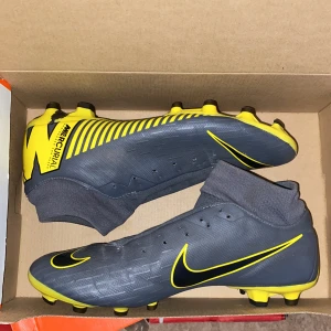 Fotbolls skor  - Storlek 42/41. Köptes för 2 år sen men blev ingen användning. Fortfarande i bra skick mjukt o bekvämt inuti och bra o köpa för nån som vill ha bra pris för fotbolls skor 