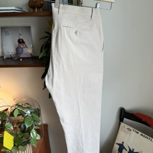 ljusa chinos - Chinos köpta på brother, för små för mig men sitter snyggt som kostymbyxor, st. 48