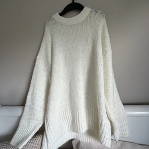 Stickad oversized tröja  - Säljer denna stickade tröjan som är oversized, aldrig använt men den är jätte skön och i bra skick 