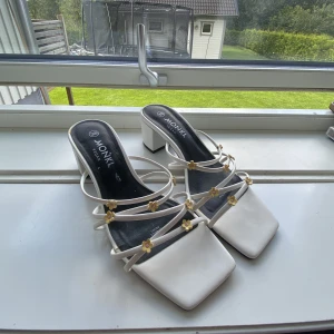 Sandaler me klack - Jättegulliga sandaler, bara använda vid ett tillfälle så står bara och samlar damm just nu. Dm för bilder och info💕