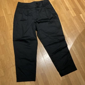 Ankelkorta byxor  - Hög midja och bred linning  Oanvända 