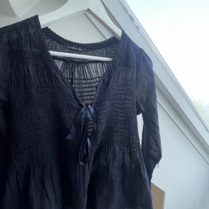 Blus - De står inte vilken storlek de är men passar mig som brukar ha s i vanligafall!! Om ni har nån fråga skriv privat!!💛💛