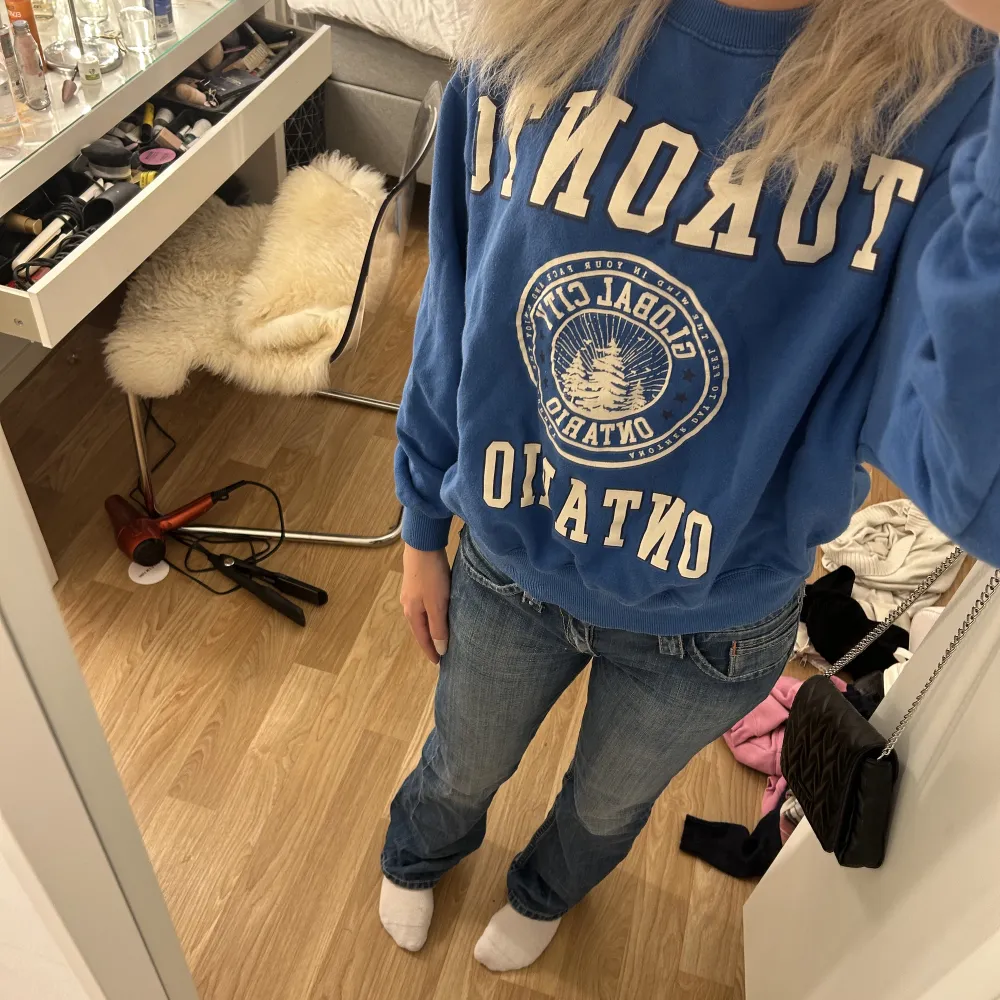 Säljer nu min blår sweatshirt från pull&bear pga att den inte kommer till användning längre💞🌸 använd ett par fåtal gånger😊 tveka inte att höra av er om ni har några frågor eller liknande😋. Tröjor & Koftor.