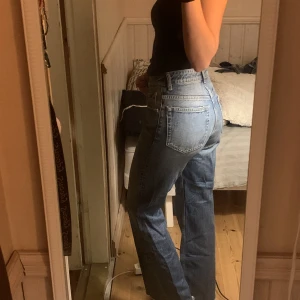 Jeans high waist  - Utsvängda high waist jeans. Använd väldigt få gånger 